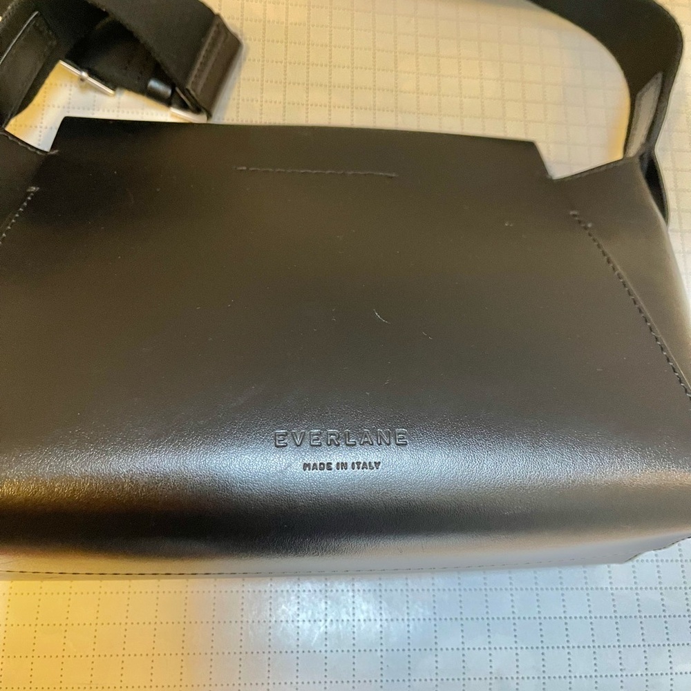 Everlane Mini The Form crossbody bag - Picture 9 of 16